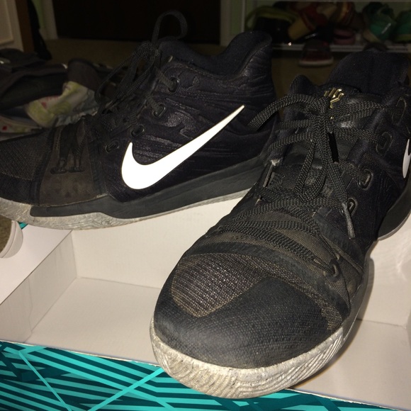 Kyrie 3,s Size 7 - Picture 5 of 5